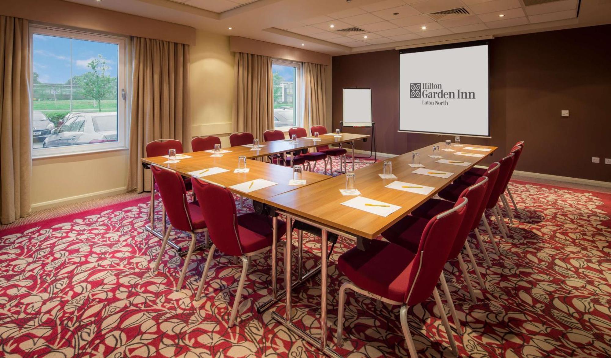 Hilton Garden Inn Luton North Esterno foto